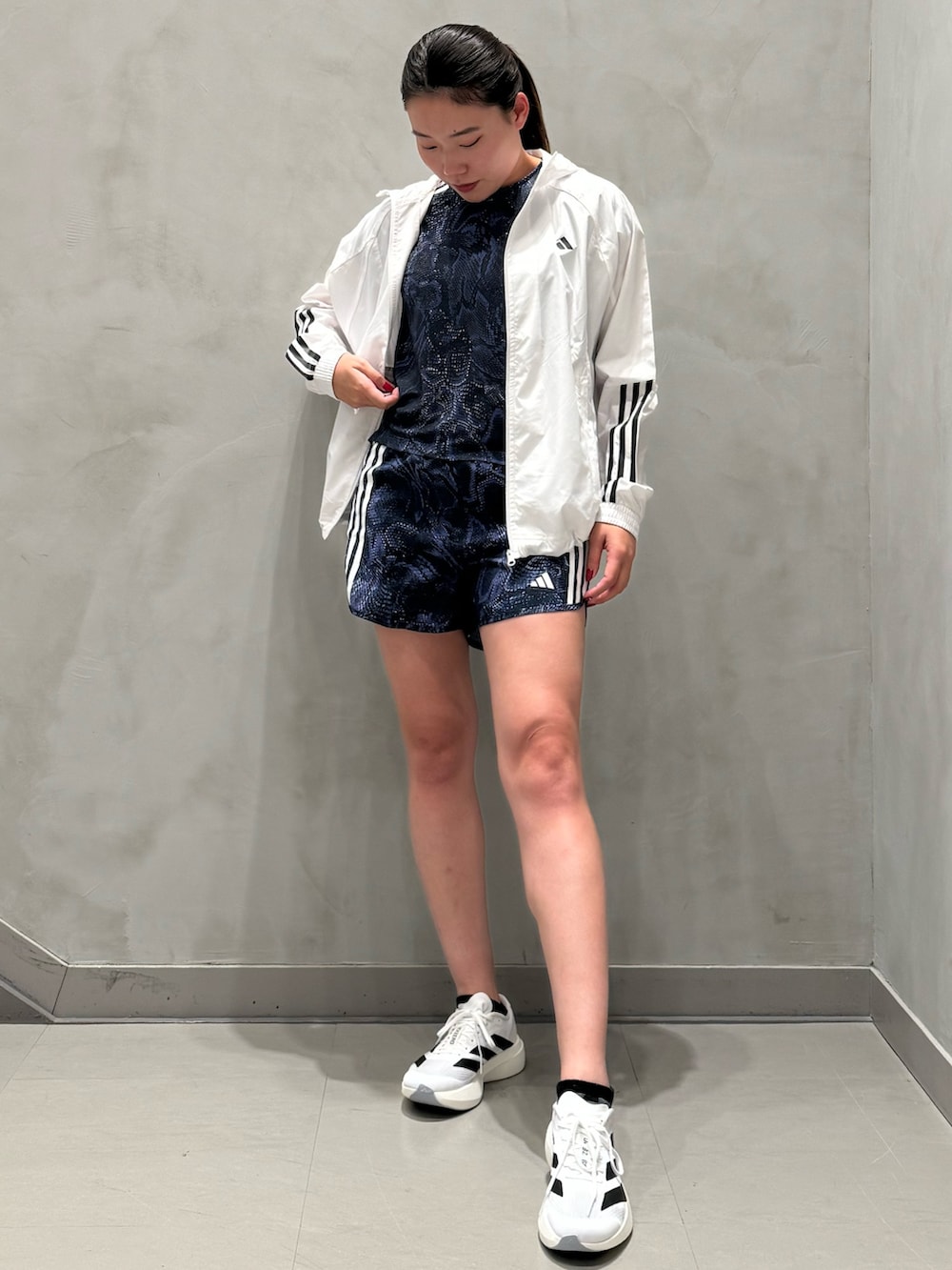 「セットアップ、Tシャツ、adidas、アディダス、ショーツ、ランニング、ランニングシューズ、パフォーマンス、ウインドブレーカー、アディゼロ」｜「adidasのWIND. RDY ハイパーグラム ウインドブレーカー（ナイロンジャケット、ホワイト系）」を使った、OYさん（レディース・163cm）の冬コーディネートの2枚目の写真