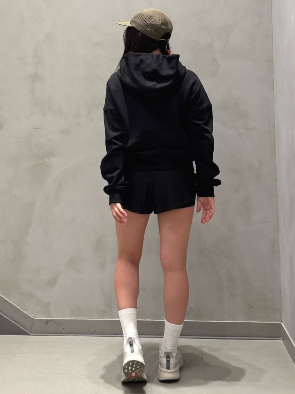 「adidas、アディダス、H.KOUMORI、アルマノスコウモリ、ランニングスタイル、ランニング、アウトドアスタイル」｜「adidasのadidas H.Koumori ランニングキャップ / アディダス adidas（キャップ、グリーン系）」を使った、OYさん（レディース・163cm）の夏コーディネートの4枚目の写真
