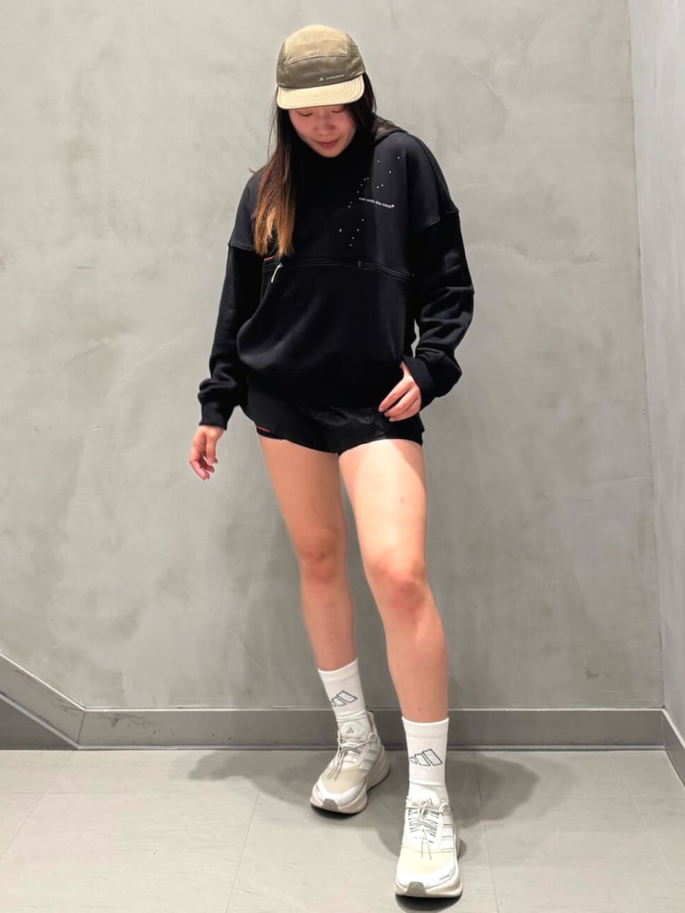 「adidas、アディダス、H.KOUMORI、アルマノスコウモリ、ランニングスタイル、ランニング、アウトドアスタイル」｜「adidasのadidas H.Koumori ランニングキャップ / アディダス adidas（キャップ、グリーン系）」を使った、OYさん（レディース・163cm）の夏コーディネートの2枚目の写真