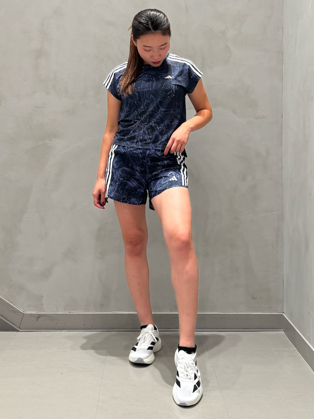 「セットアップ、Tシャツ、adidas、アディダス、ショーツ、ランニング、ランニングシューズ、パフォーマンス、ウインドブレーカー、アディゼロ」｜「adidasのWIND. RDY ハイパーグラム ウインドブレーカー（ナイロンジャケット、ホワイト系）」を使った、OYさん（レディース・163cm）の冬コーディネートの6枚目の写真