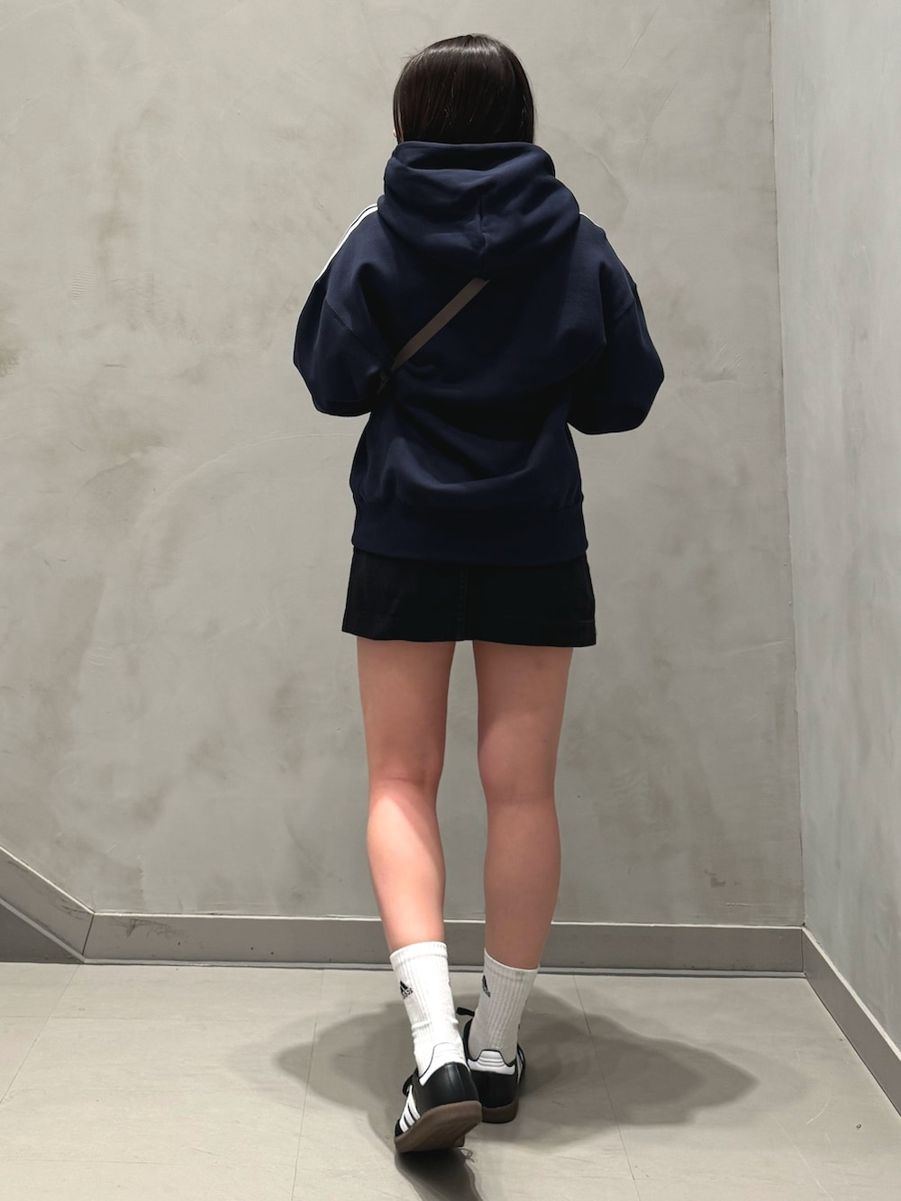 「スニーカー、ショルダーバッグ、パーカー、adidas、スポーツウェア、アディダス、フーディー、サンバ、スリーストライプス、ESSENTIALS PLUS」｜「adidasのエッセンシャルズ プラス ルーズフィット スリーストライプス フレンチテリー プルオーバーパーカー / アディダス adidas（パーカー、ブルー系）」を使った、OYさん（レディース・163cm）の春コーディネートの4枚目の写真