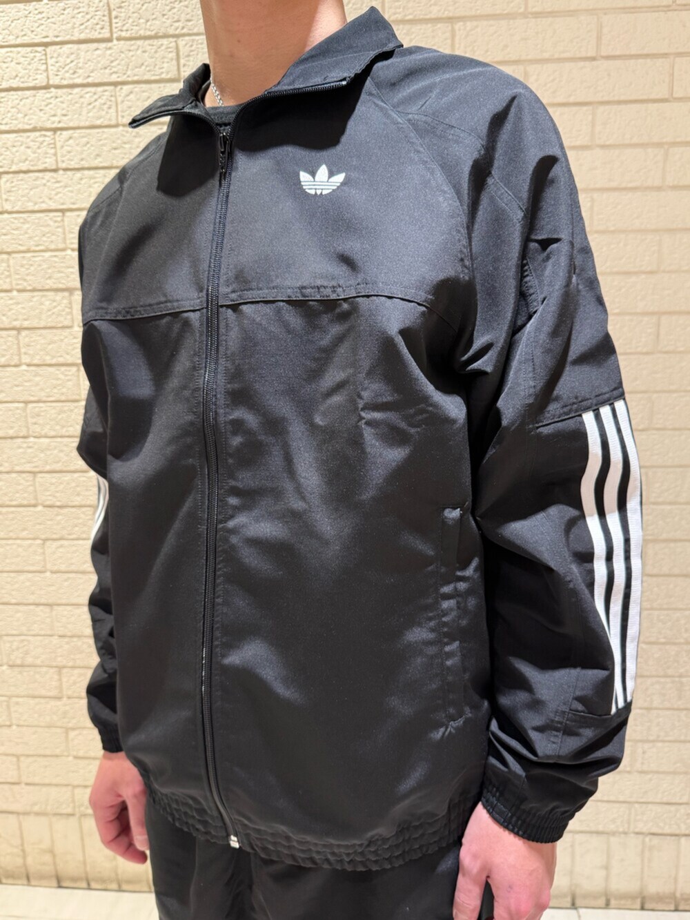 シルバー系のシューズ、ブラック系のパンツ、ブラック系のトップスを着用したメンズの冬コーディネートの3枚目の写真