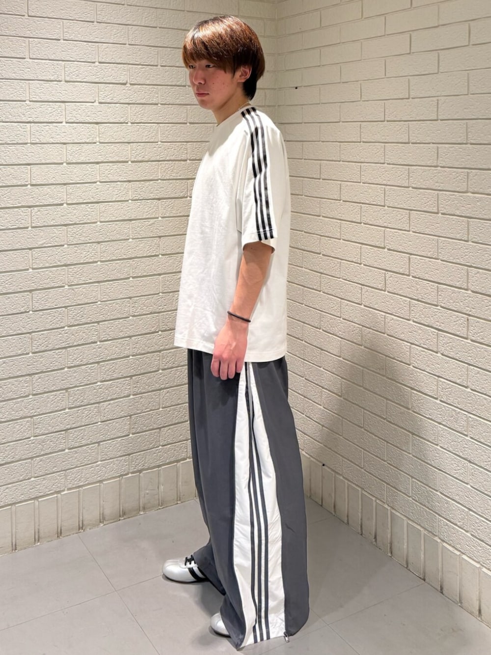 ホワイト系のTシャツ/カットソー、グレー系のその他パンツを着用したメンズの春コーディネートの2枚目の写真