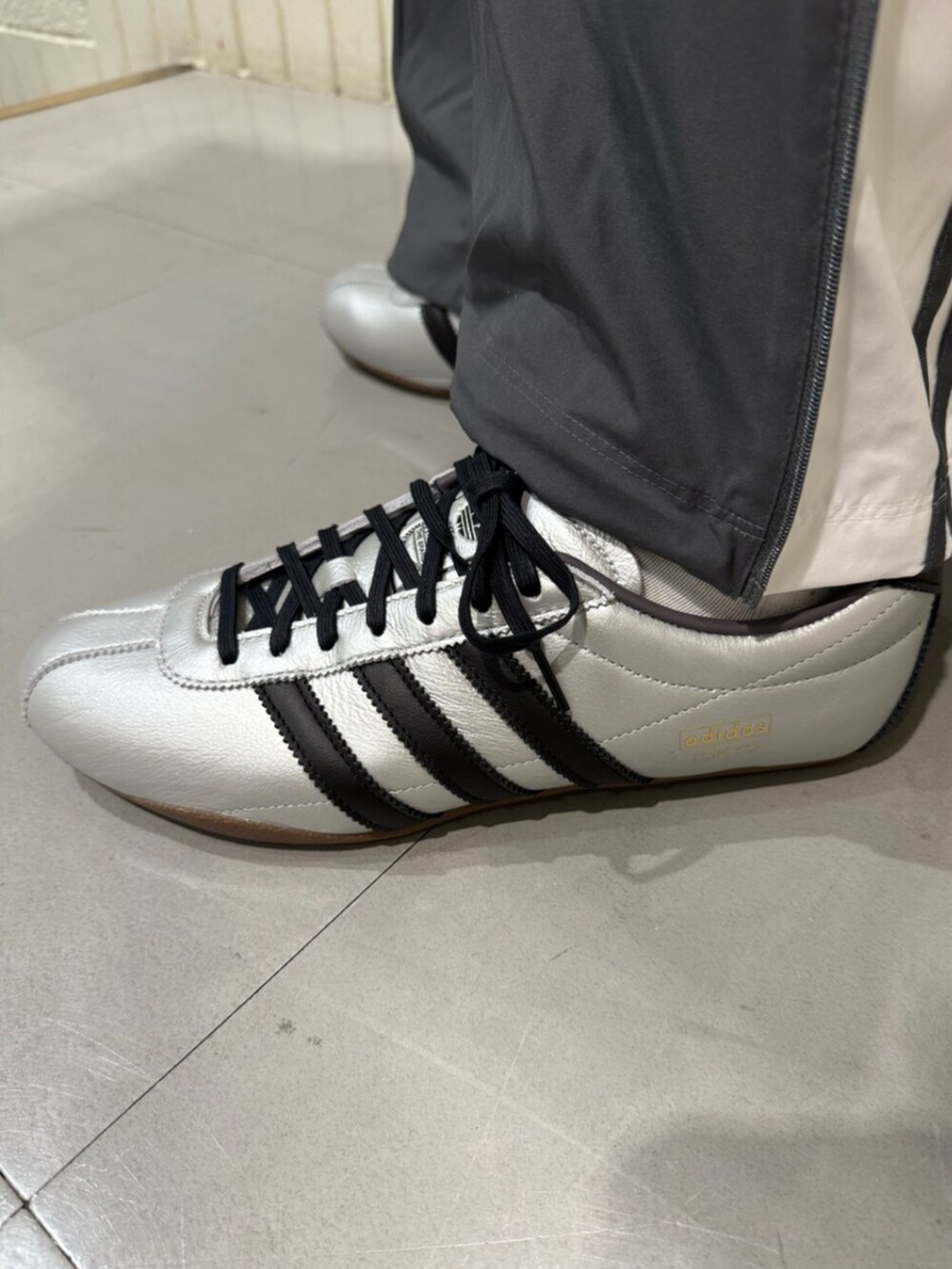 ホワイト系のTシャツ/カットソー、グレー系のその他パンツを着用したメンズの春コーディネートの4枚目の写真