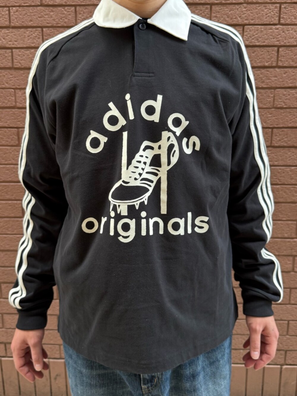 「adidas、adidas originals、アディダス、アディダスオリジナルス、スニーカー、サッカー、スリーストライプス、大人カジュアル、ラフコーデ」｜「adidasのラグビー ポロシャツ / アディダスオリジナルス adidas Originals（ポロシャツ、ブラック系）」を使った、IKさん（メンズ・173cm）の春コーディネートの3枚目の写真