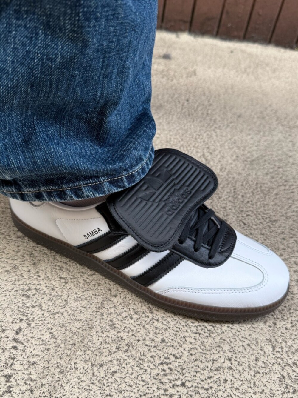 「adidas、adidas originals、アディダス、アディダスオリジナルス、スニーカー、サッカー、スリーストライプス、大人カジュアル、ラフコーデ」｜「adidasのラグビー ポロシャツ / アディダスオリジナルス adidas Originals（ポロシャツ、ブラック系）」を使った、IKさん（メンズ・173cm）の春コーディネートの4枚目の写真
