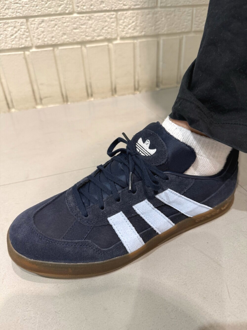 ブルー系のスニーカー、グリーン系のTシャツ/カットソーを着用したメンズの春コーディネートの4枚目の写真