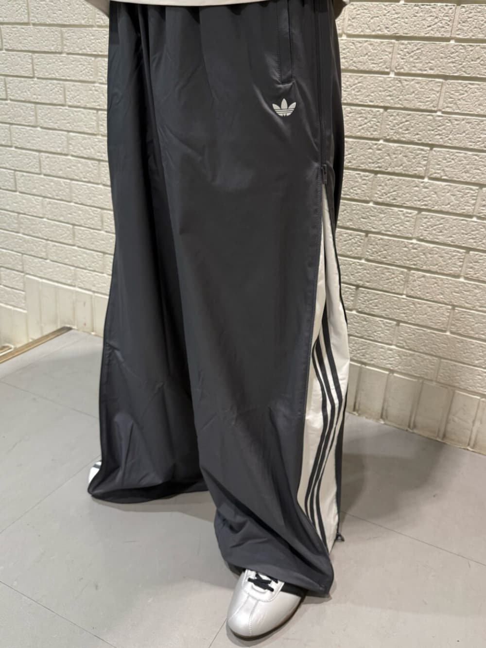 ホワイト系のTシャツ/カットソー、グレー系のその他パンツを着用したメンズの春コーディネートの3枚目の写真