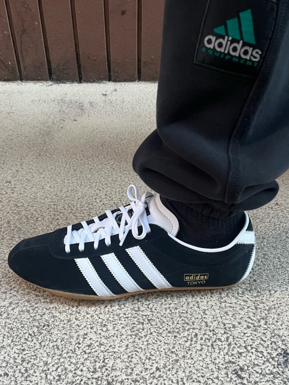 ブラック系のトップス、ブラック系のパンツ、ブラック系のスニーカーを着用したメンズの冬コーディネートの4枚目の写真