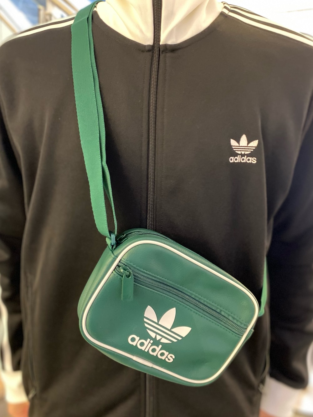 ブラック系のジャージ、グリーン系のショルダーバッグ、グレー系のスウェットパンツを着用したメンズの春コーディネートの5枚目の写真