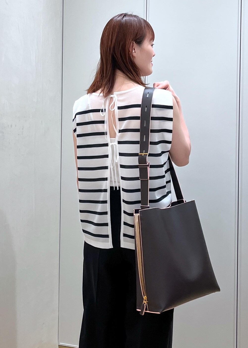 シルバー系のサンダル、ブラック系のその他パンツ、ブルー系のシャツ/ブラウスを着用したレディースの夏コーディネートの9枚目の写真