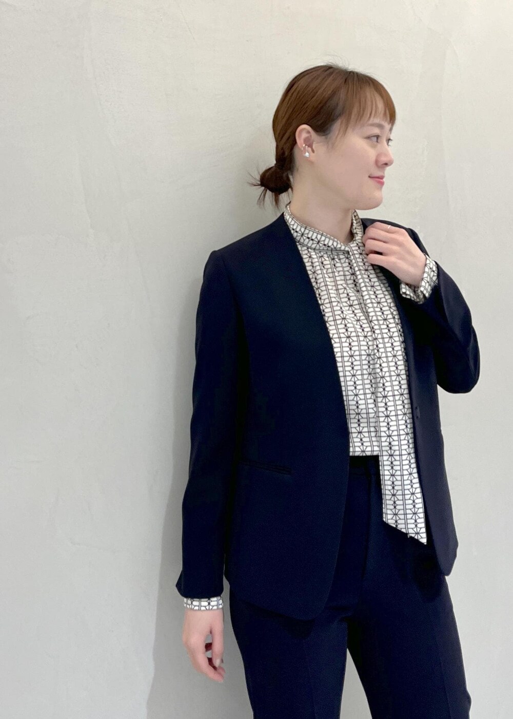 「ノーカラージャケット、ネイビージャケット、ネイビー、ジャケット、ボウタイ、ヒール、ROPÉ、ÉPOR、24SS春の新作、ブルベ、骨格ナチュラル、インスタライブ着用、セレモニー、入卒園、通勤」｜「ROPE'のトリアセテートダブルクロス サイドゴムテーパードパンツ【セレモニー対応】【洗える】（その他パンツ、ブルー系）」を使った、sahoさん（レディース・165cm）の冬コーディネートの5枚目の写真
