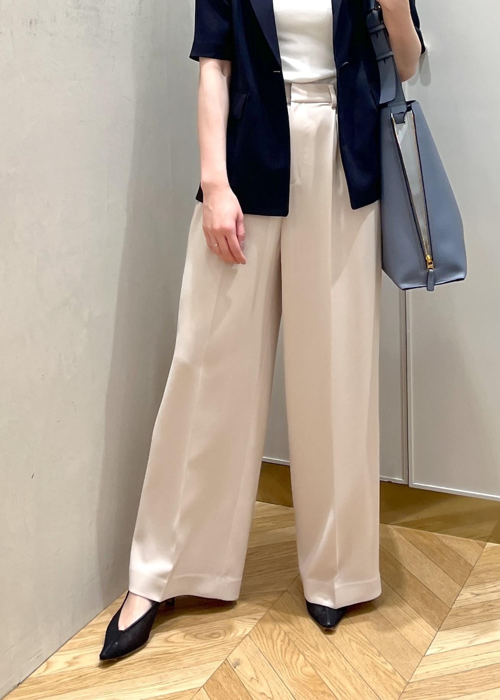 ブルー系のショルダーバッグ、ブラック系のパンプス、ベージュ系のその他パンツを着用したレディースの夏コーディネートの8枚目の写真
