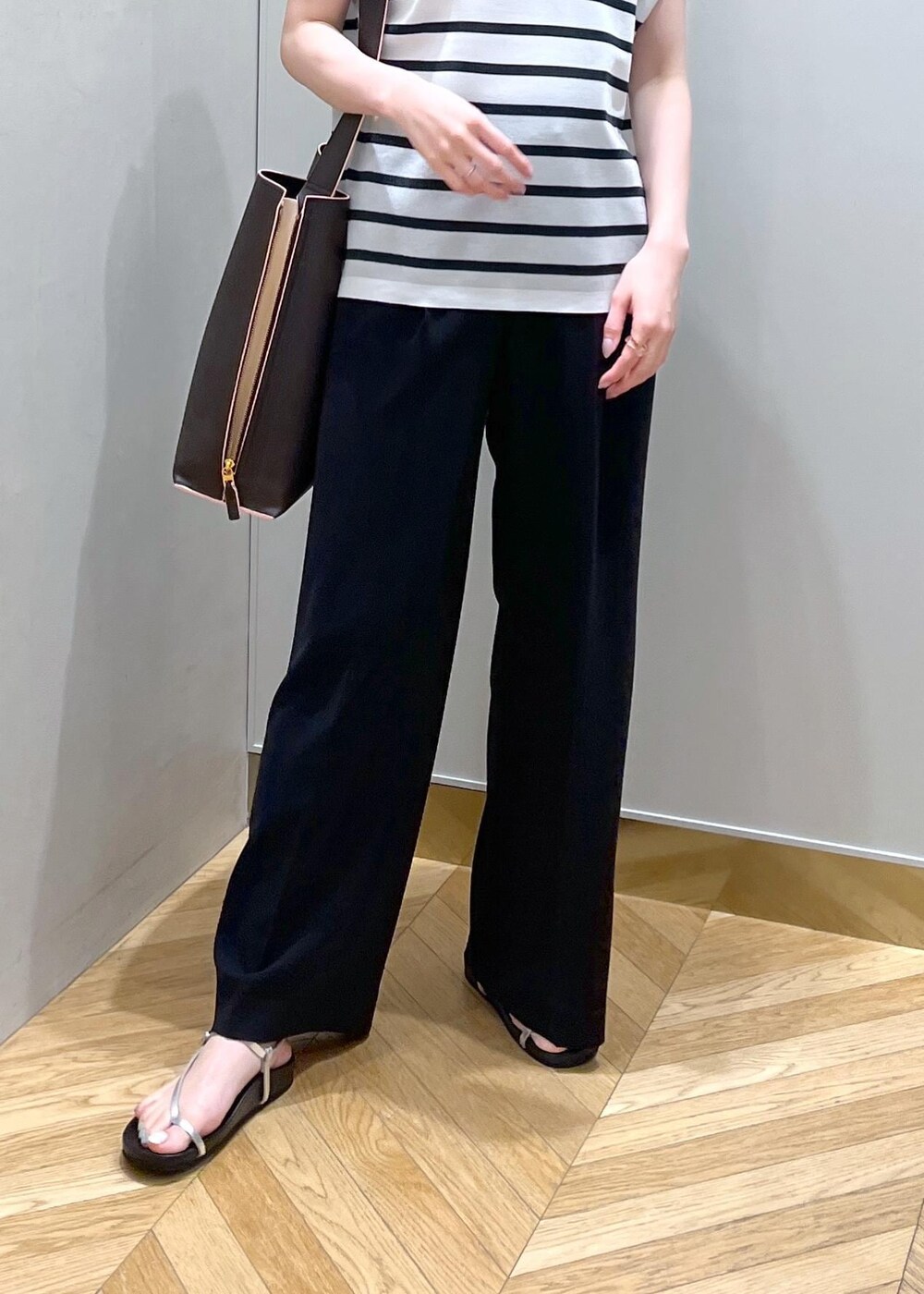 シルバー系のサンダル、ブラック系のその他パンツ、ブルー系のシャツ/ブラウスを着用したレディースの夏コーディネートの10枚目の写真