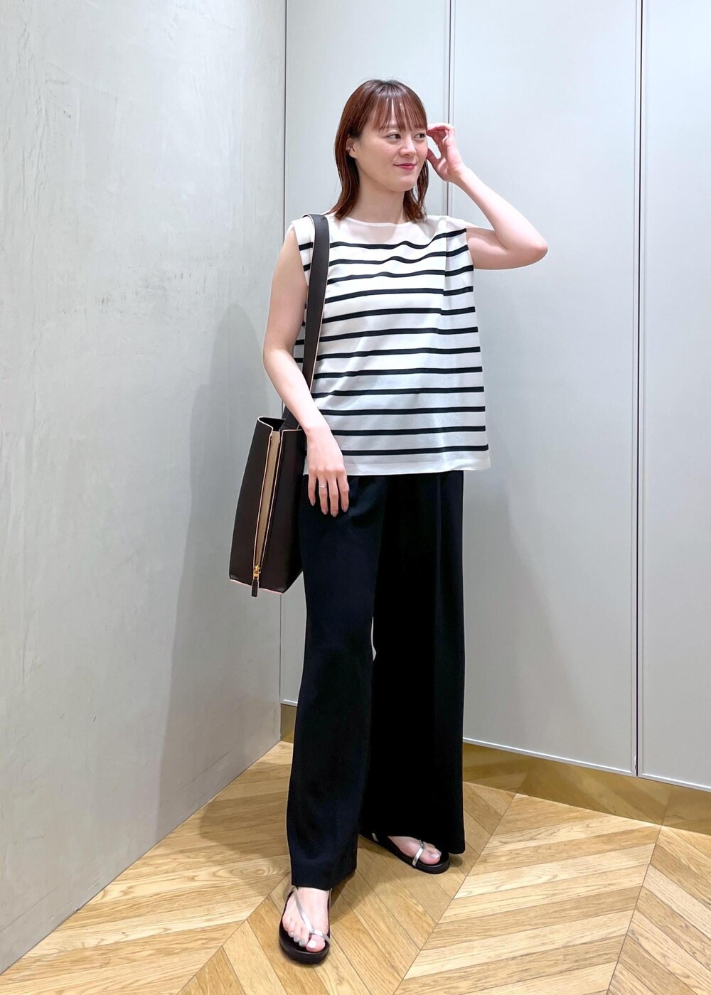 シルバー系のサンダル、ブラック系のその他パンツ、ブルー系のシャツ/ブラウスを着用したレディースの夏コーディネートの2枚目の写真