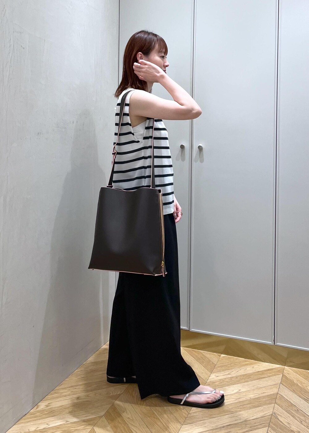 シルバー系のサンダル、ブラック系のその他パンツ、ブルー系のシャツ/ブラウスを着用したレディースの夏コーディネートの3枚目の写真