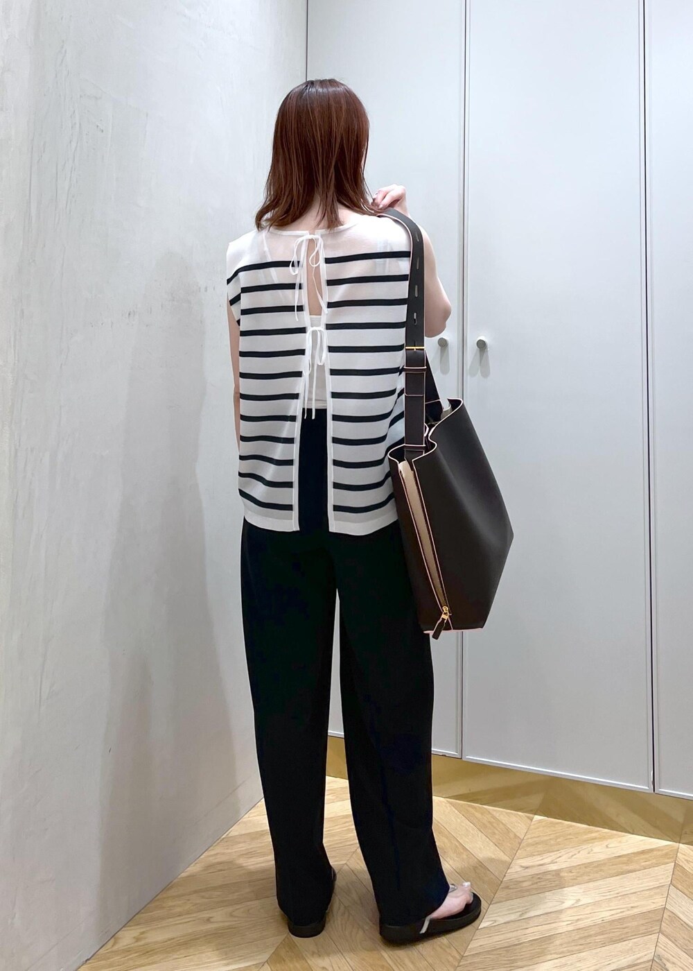 シルバー系のサンダル、ブラック系のその他パンツ、ブルー系のシャツ/ブラウスを着用したレディースの夏コーディネートの4枚目の写真