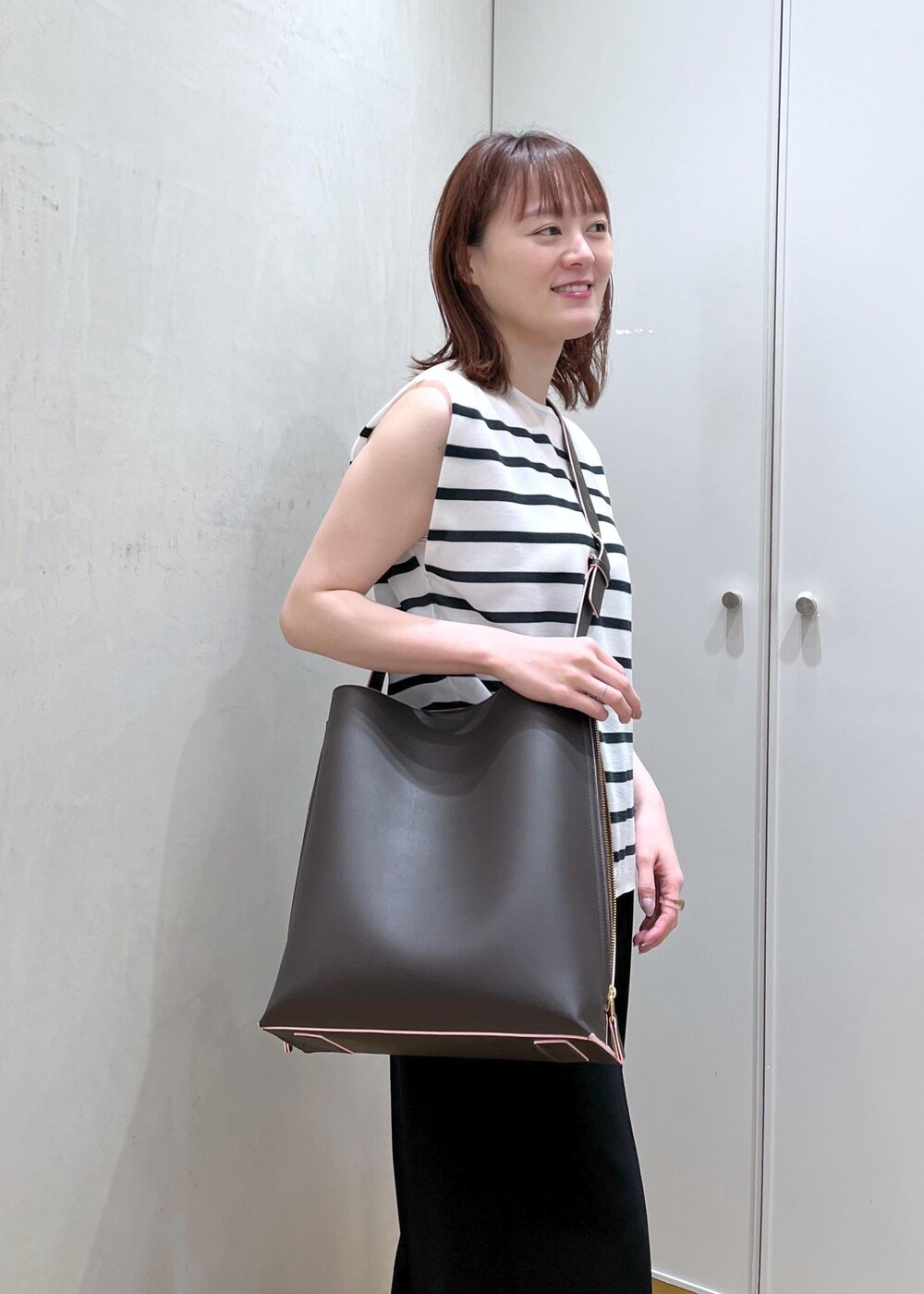 シルバー系のサンダル、ブラック系のその他パンツ、ブルー系のシャツ/ブラウスを着用したレディースの夏コーディネートの7枚目の写真