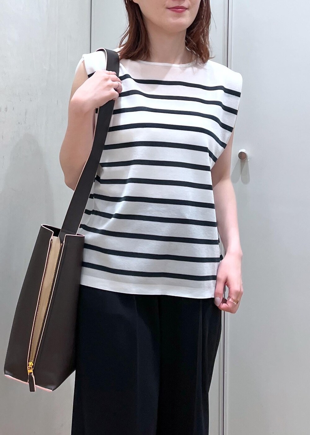 シルバー系のサンダル、ブラック系のその他パンツ、ブルー系のシャツ/ブラウスを着用したレディースの夏コーディネートの6枚目の写真