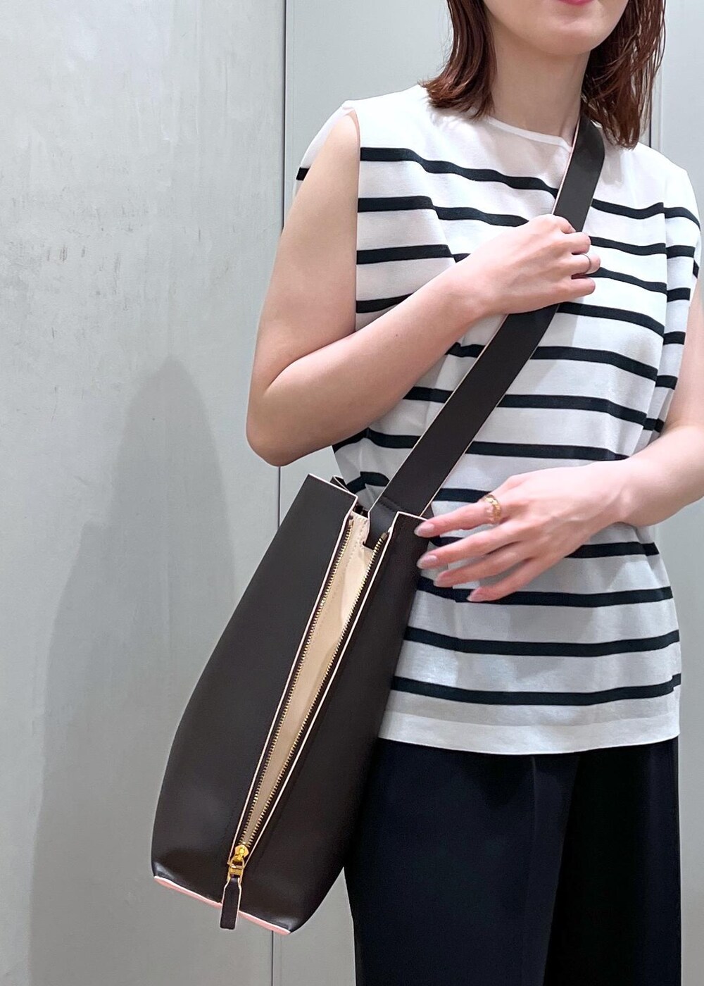 シルバー系のサンダル、ブラック系のその他パンツ、ブルー系のシャツ/ブラウスを着用したレディースの夏コーディネートの8枚目の写真