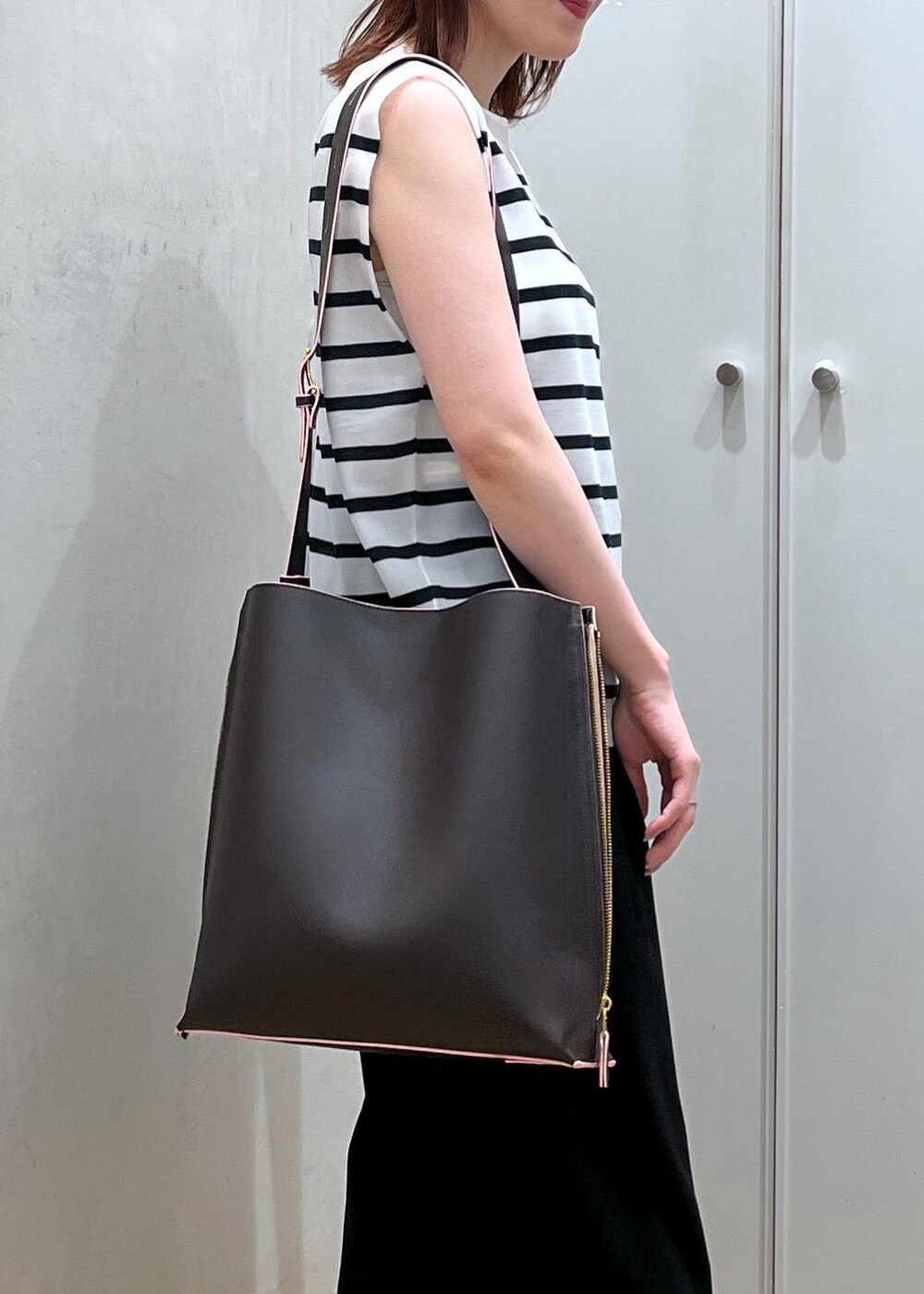 シルバー系のサンダル、ブラック系のその他パンツ、ブルー系のシャツ/ブラウスを着用したレディースの夏コーディネートの5枚目の写真