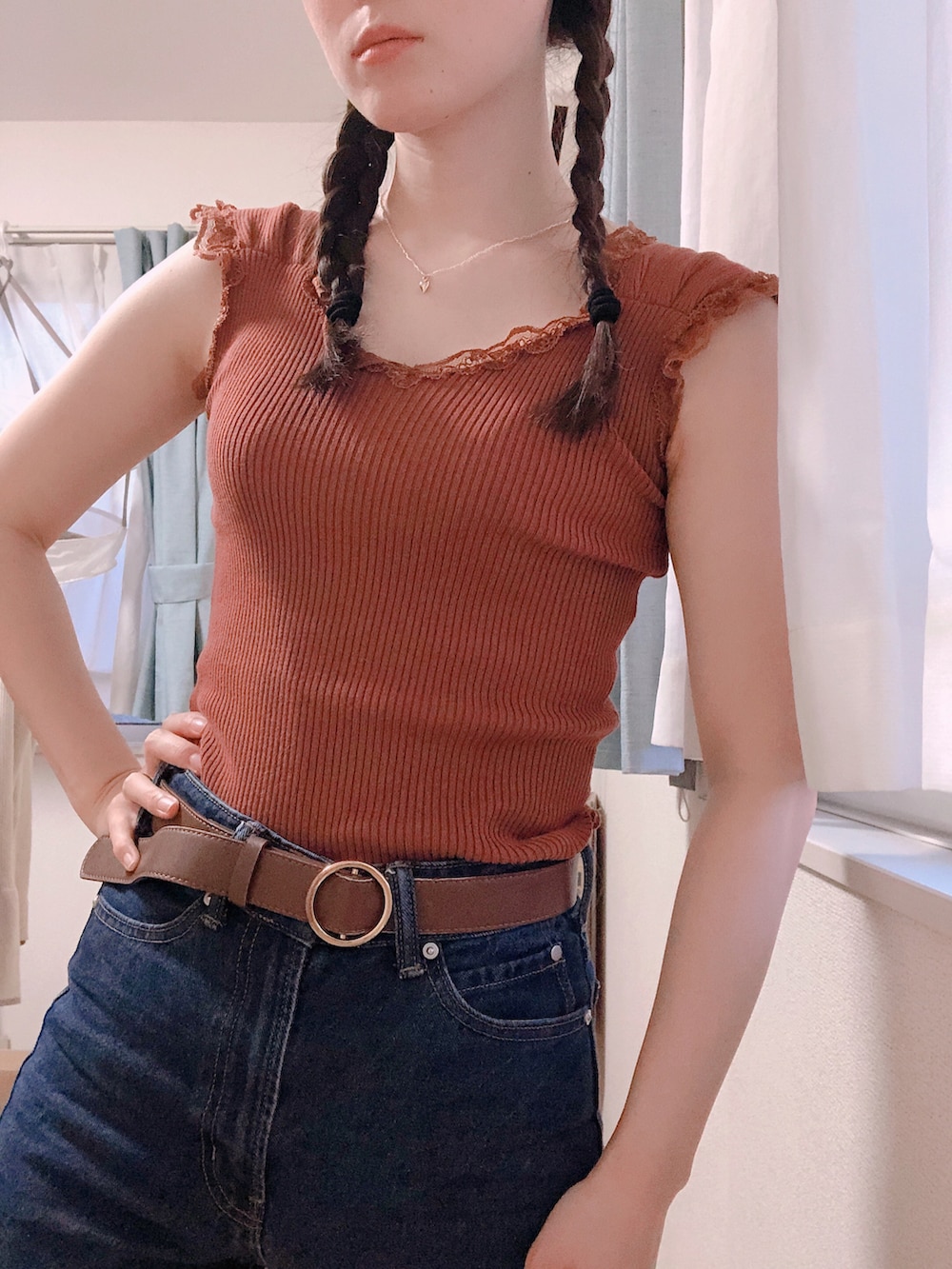 ブラウン系のタンクトップ、ベージュ系のシャツ/ブラウス、ブルー系のデニムパンツを着用したレディースの春コーディネートの3枚目の写真