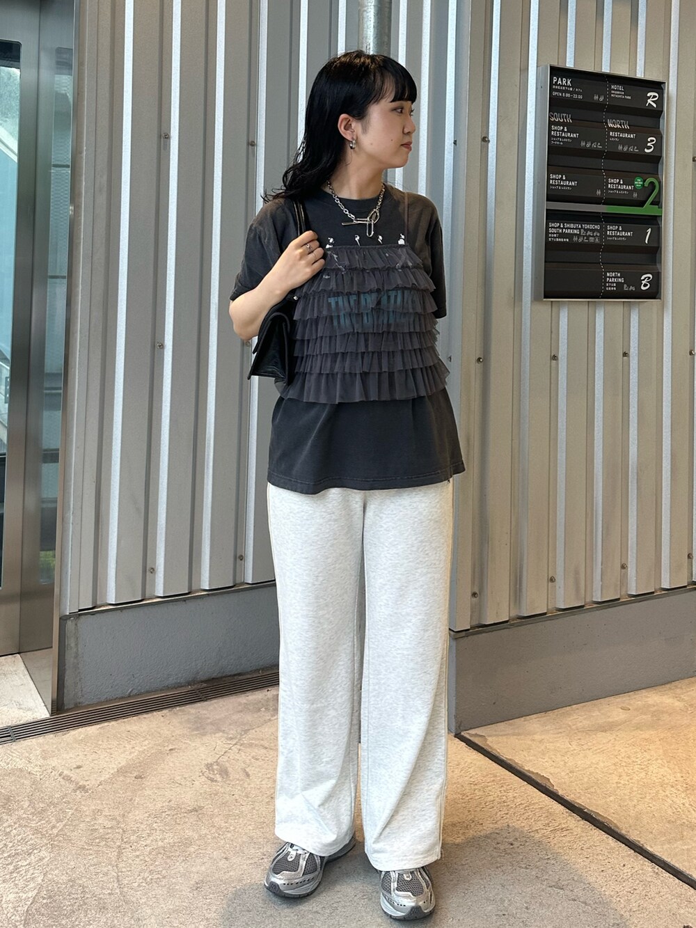 グレー系のキャミソール、グレー系のスウェットパンツを着用したレディースの夏コーディネートの3枚目の写真