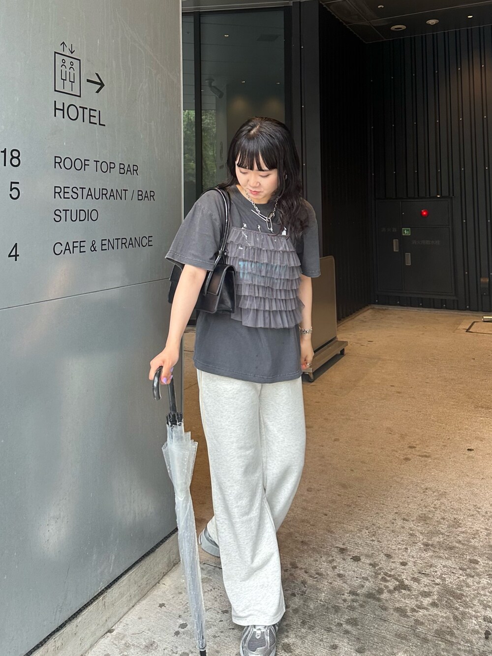 グレー系のキャミソール、グレー系のスウェットパンツを着用したレディースの夏コーディネートの4枚目の写真