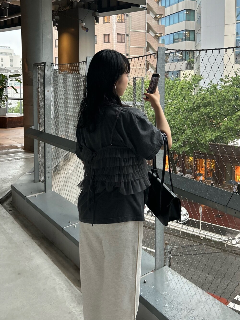 グレー系のキャミソール、グレー系のスウェットパンツを着用したレディースの夏コーディネートの5枚目の写真