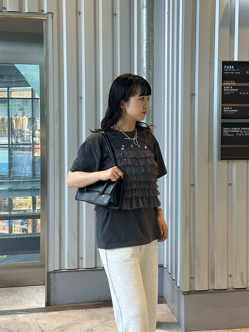 グレー系のキャミソール、グレー系のスウェットパンツを着用したレディースの夏コーディネートの2枚目の写真