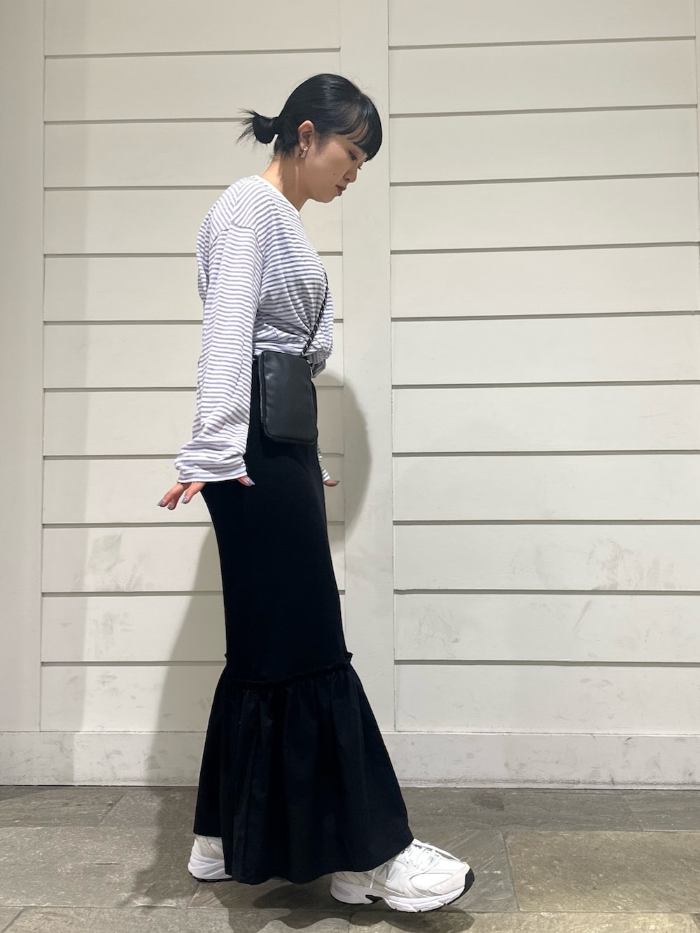 ブルー系のTシャツ/カットソー、ブラック系のワンピース、ブラック系のショルダーバッグを着用したレディースの夏コーディネートの3枚目の写真