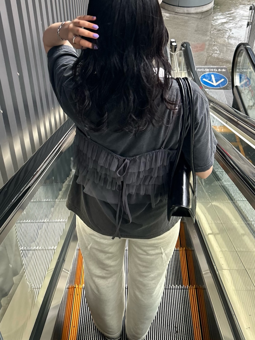 グレー系のキャミソール、グレー系のスウェットパンツを着用したレディースの夏コーディネートの7枚目の写真