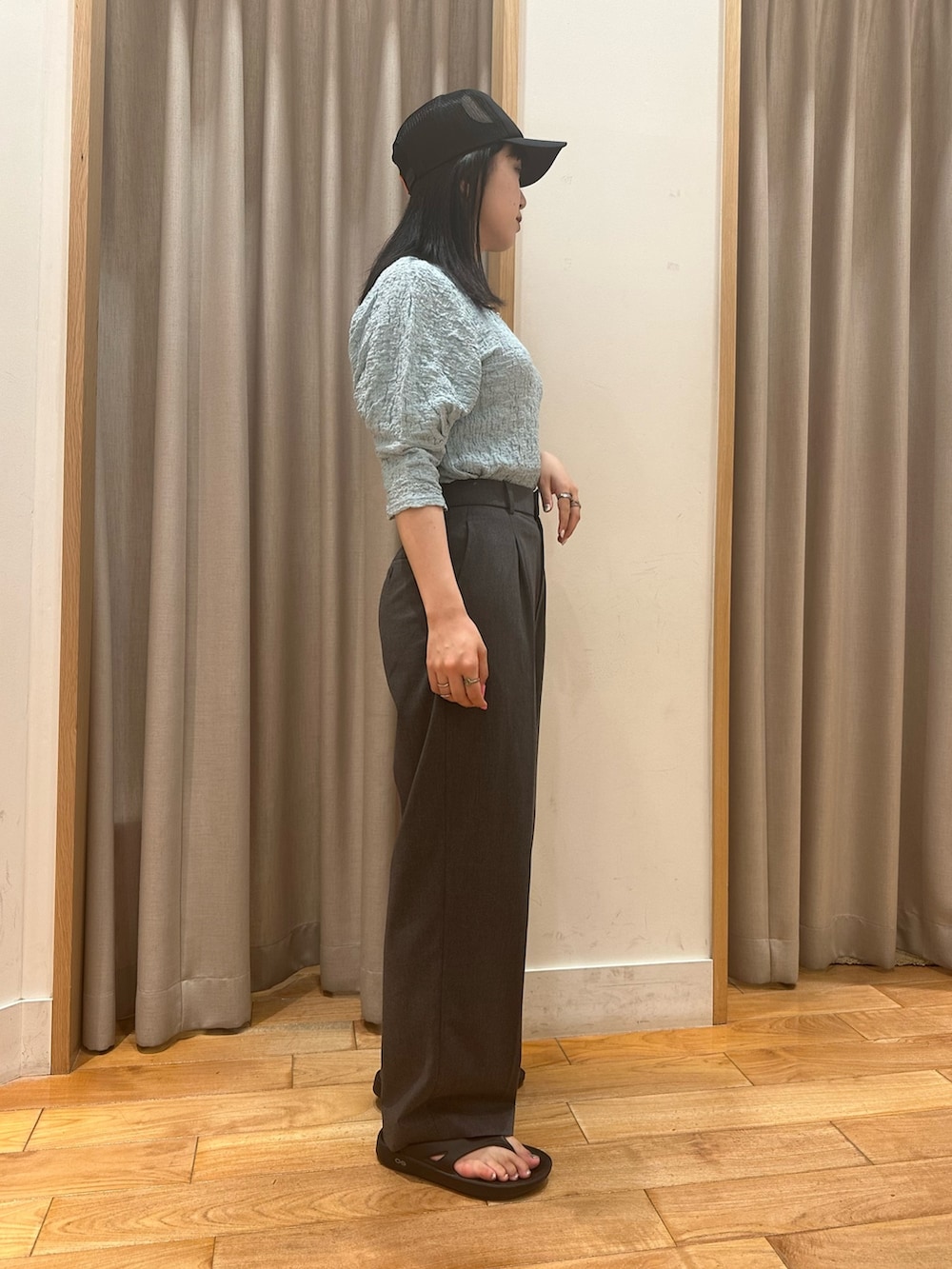 ブルー系のTシャツ/カットソー、ブラック系のキャップを着用したレディースの夏コーディネートの2枚目の写真