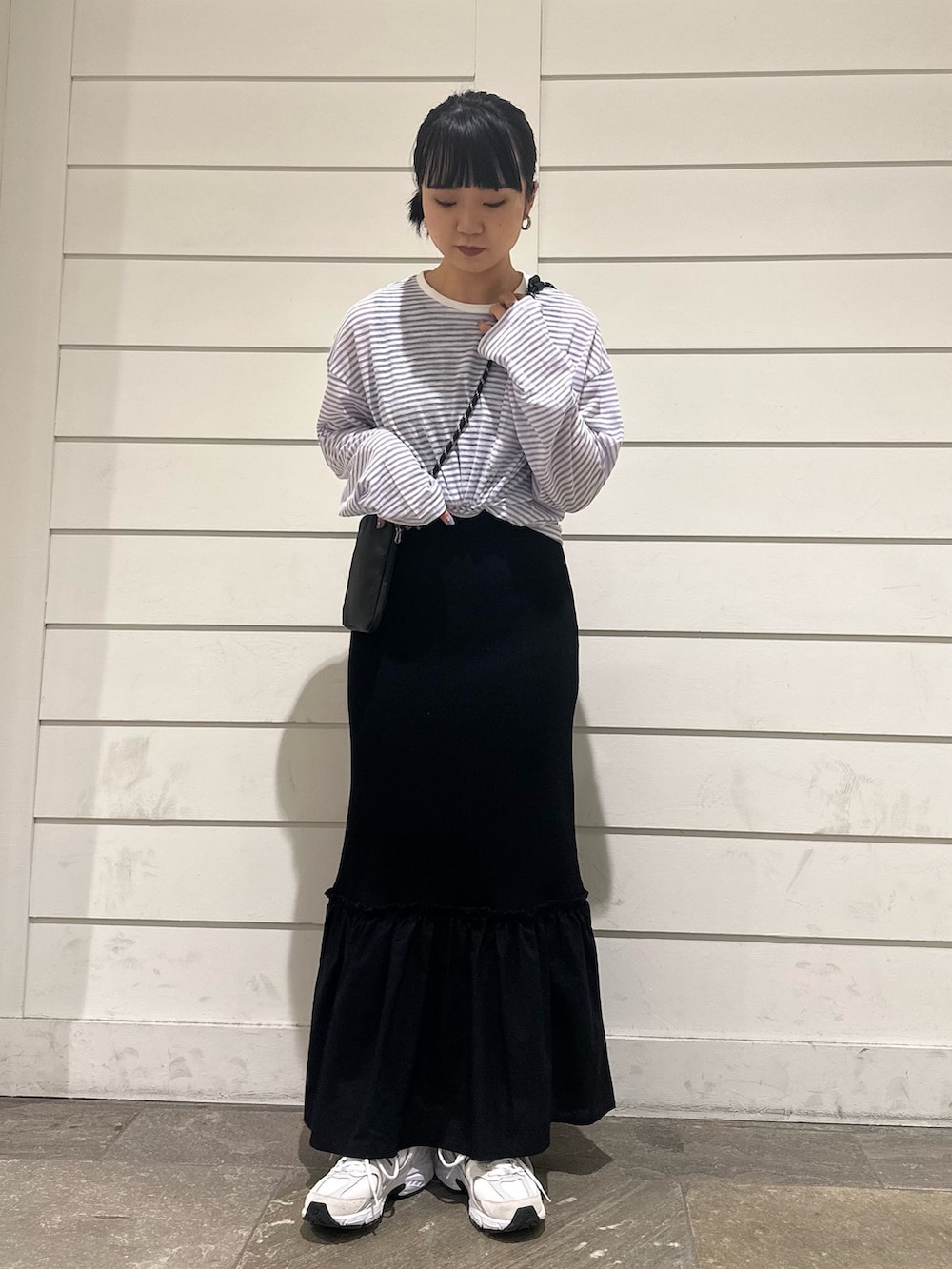 ブルー系のTシャツ/カットソー、ブラック系のワンピース、ブラック系のショルダーバッグを着用したレディースの夏コーディネートの4枚目の写真