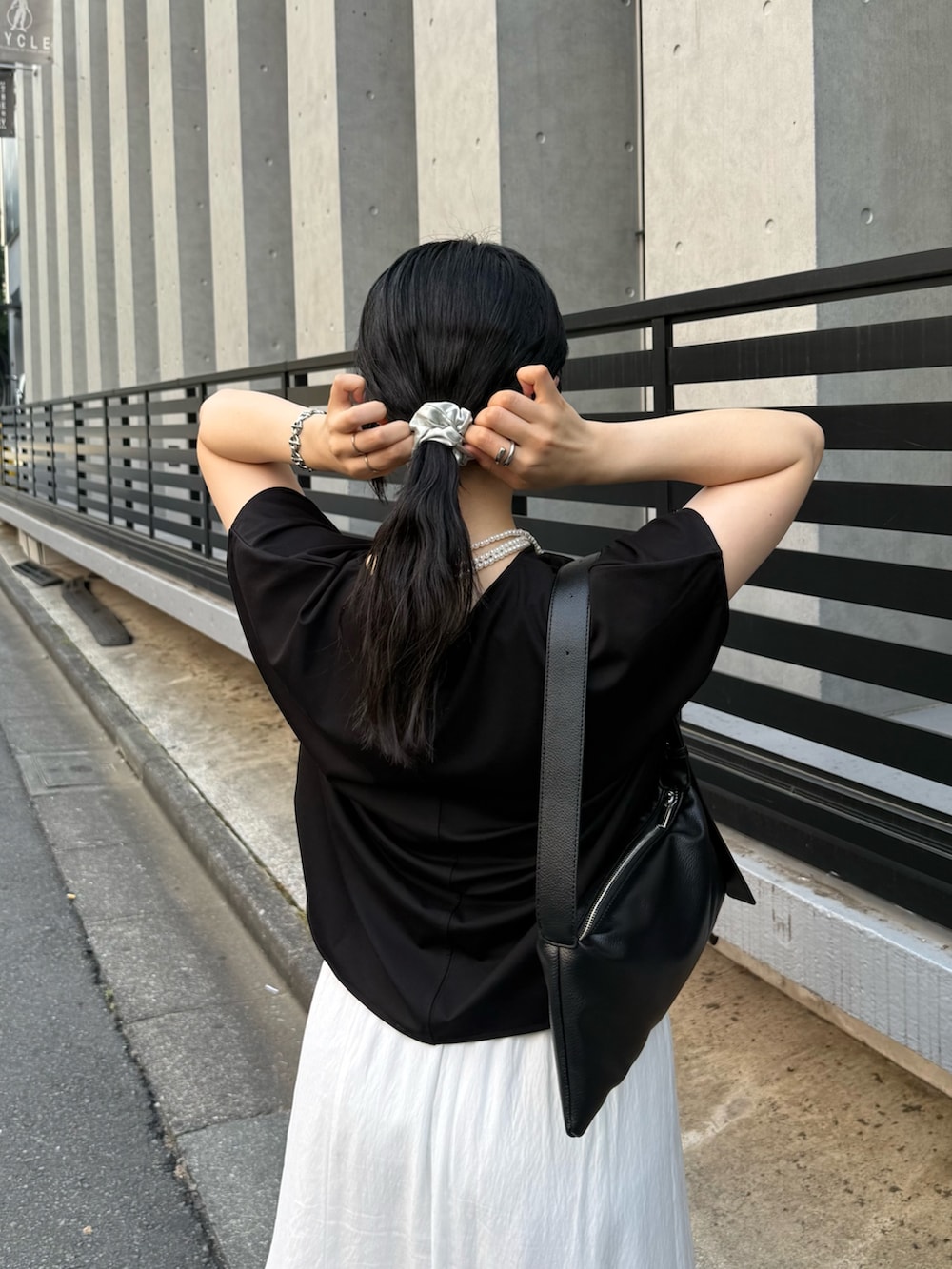 ブラック系のTシャツ/カットソー、ホワイト系のスカートを着用したレディースの夏コーディネートの7枚目の写真