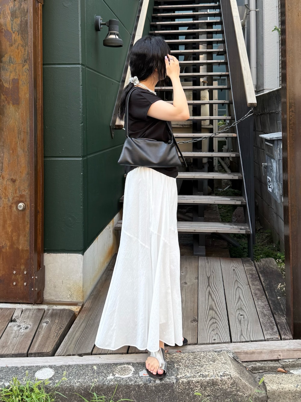 ブラック系のTシャツ/カットソー、ホワイト系のスカートを着用したレディースの夏コーディネートの4枚目の写真