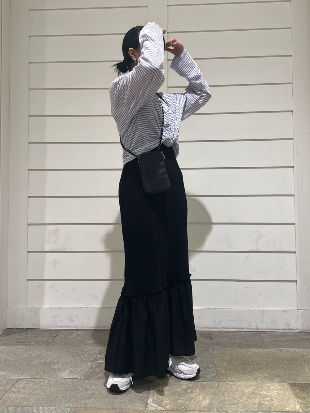 ブルー系のTシャツ/カットソー、ブラック系のワンピース、ブラック系のショルダーバッグを着用したレディースの夏コーディネートの2枚目の写真