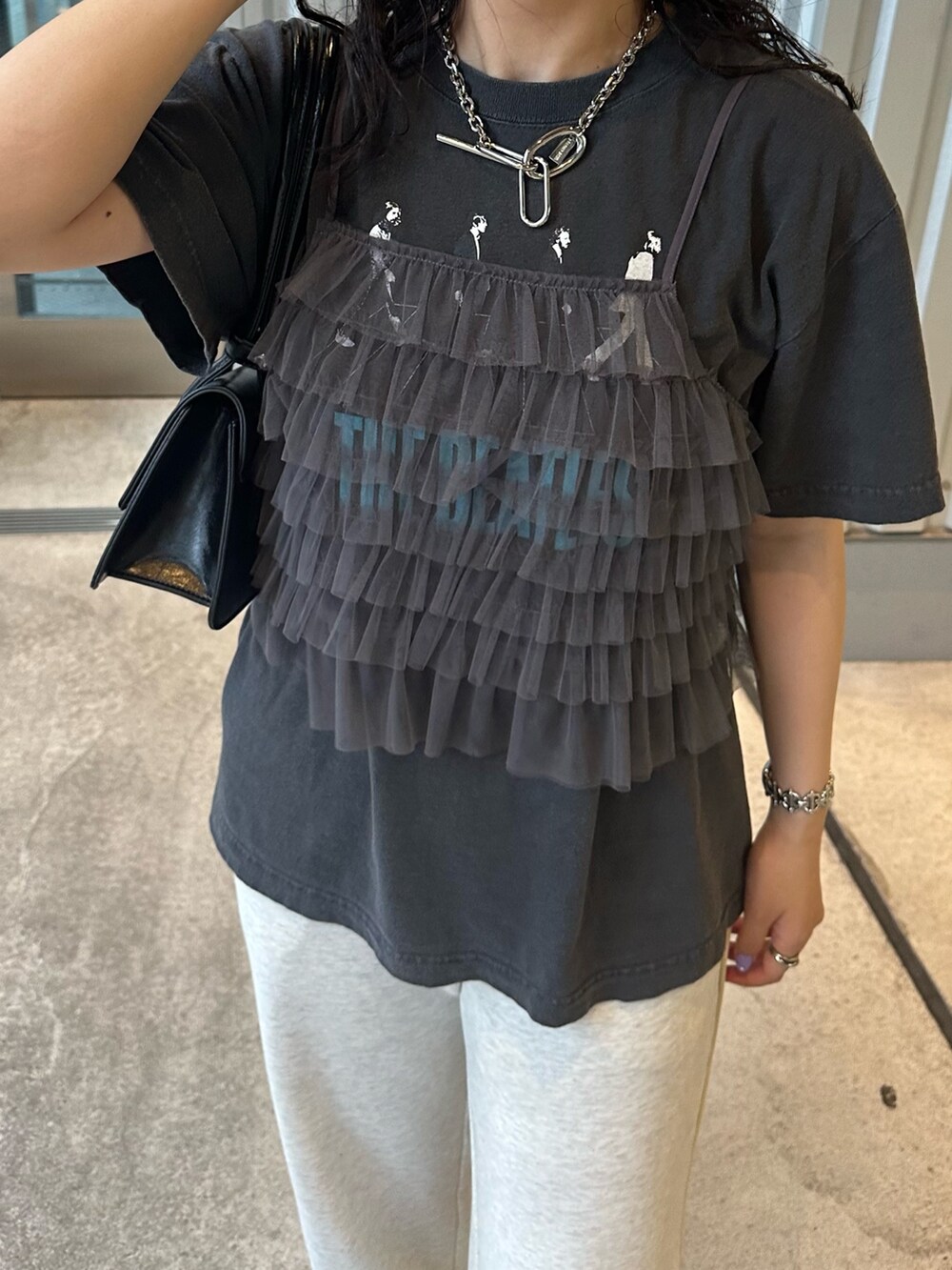 グレー系のキャミソール、グレー系のスウェットパンツを着用したレディースの夏コーディネートの6枚目の写真