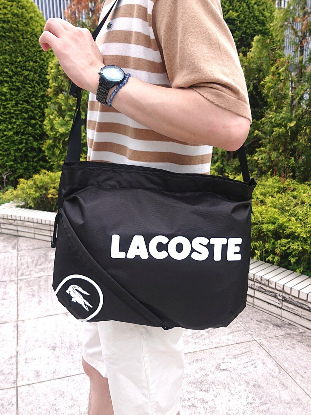 ホワイト系のシャツ/ブラウス、ホワイト系のその他パンツ、ホワイト系のスニーカーを着用したメンズの春コーディネートの5枚目の写真