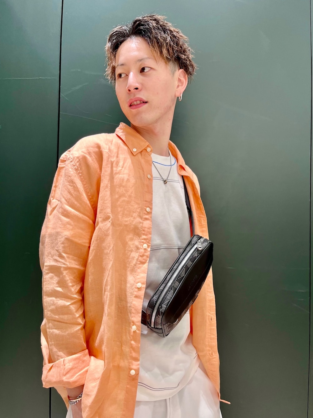 オレンジ系のシャツ/ブラウス、ホワイト系のTシャツ/カットソー、グレー系のボディバッグ/ウエストポーチを着用したメンズの春コーディネートの2枚目の写真