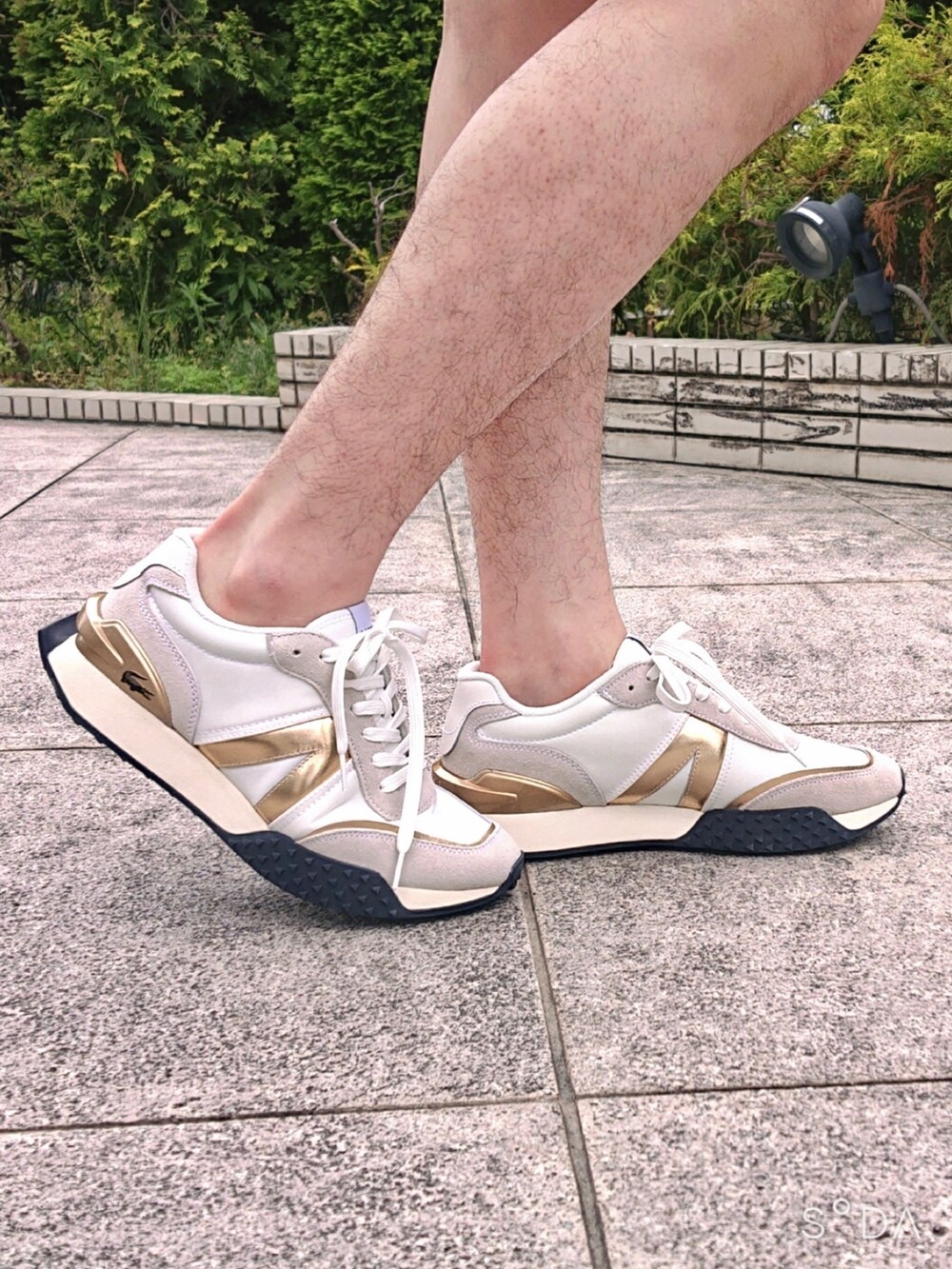 ホワイト系のシャツ/ブラウス、ホワイト系のその他パンツ、ホワイト系のスニーカーを着用したメンズの春コーディネートの6枚目の写真