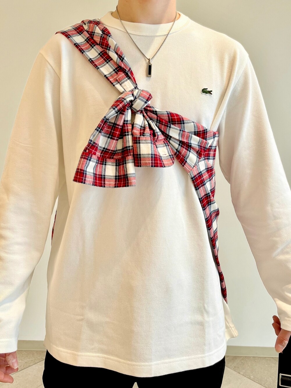 レッド系のシャツ/ブラウス、ホワイト系のTシャツ/カットソー、ブラック系のショルダーバッグを着用したメンズの春コーディネートの6枚目の写真