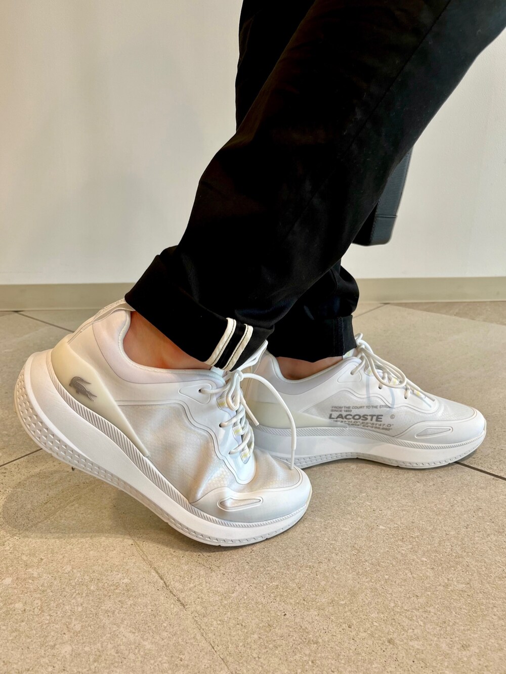 レッド系のシャツ/ブラウス、ホワイト系のTシャツ/カットソー、ブラック系のショルダーバッグを着用したメンズの春コーディネートの8枚目の写真