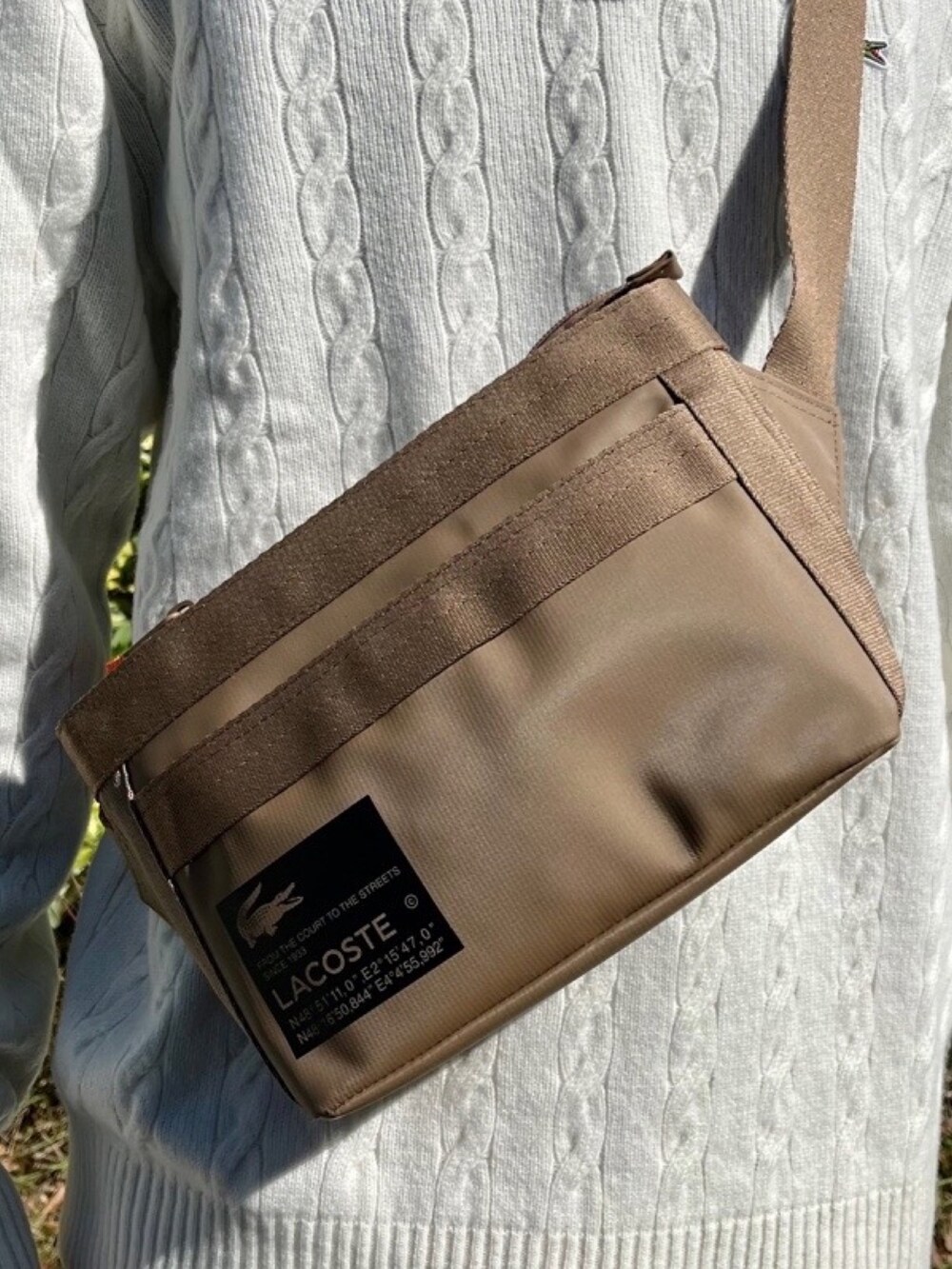 ベージュ系のその他パンツ、ベージュ系のスニーカー、ホワイト系のニット/セーターを着用したメンズの春コーディネートの5枚目の写真