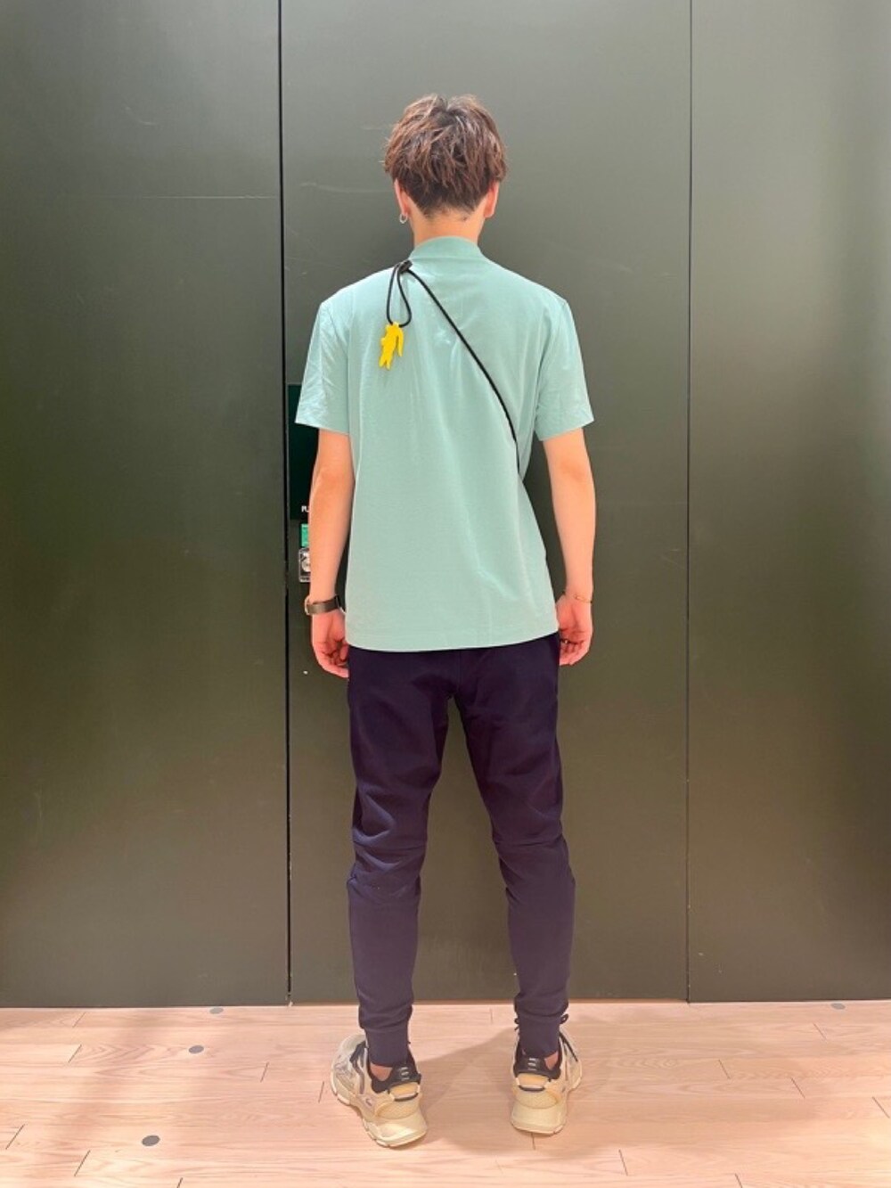 ホワイト系のニット/セーター、グリーン系のポロシャツ、ブルー系のスウェットパンツを着用したメンズの春コーディネートの4枚目の写真