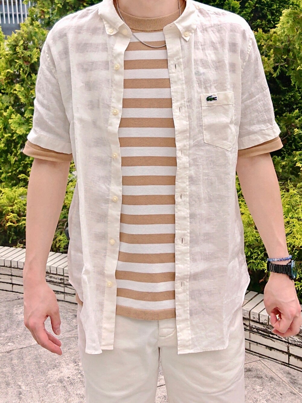 ホワイト系のシャツ/ブラウス、ホワイト系のその他パンツ、ホワイト系のスニーカーを着用したメンズの春コーディネートの3枚目の写真