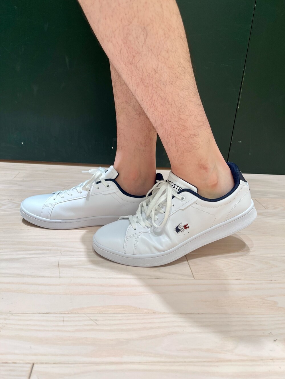 ホワイト系のTシャツ/カットソー、ブルー系のシャツ/ブラウス、ピンク系のその他パンツを着用したメンズの夏コーディネートの5枚目の写真