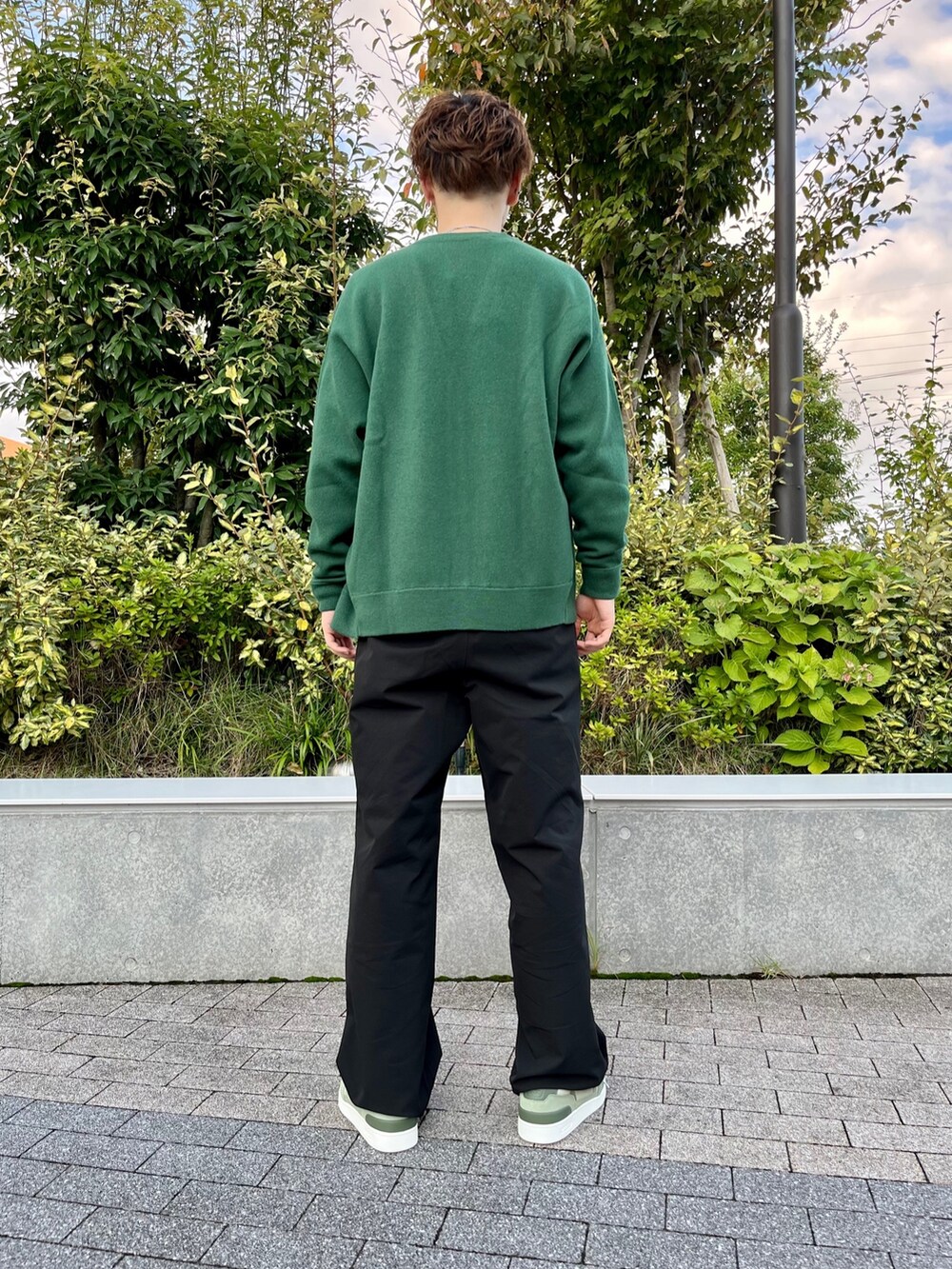 グリーン系のカーディガン/ボレロ、ホワイト系のTシャツ/カットソー、グリーン系のバッグを着用したメンズの春コーディネートの2枚目の写真