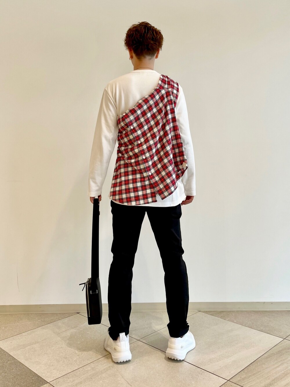 レッド系のシャツ/ブラウス、ホワイト系のTシャツ/カットソー、ブラック系のショルダーバッグを着用したメンズの春コーディネートの5枚目の写真