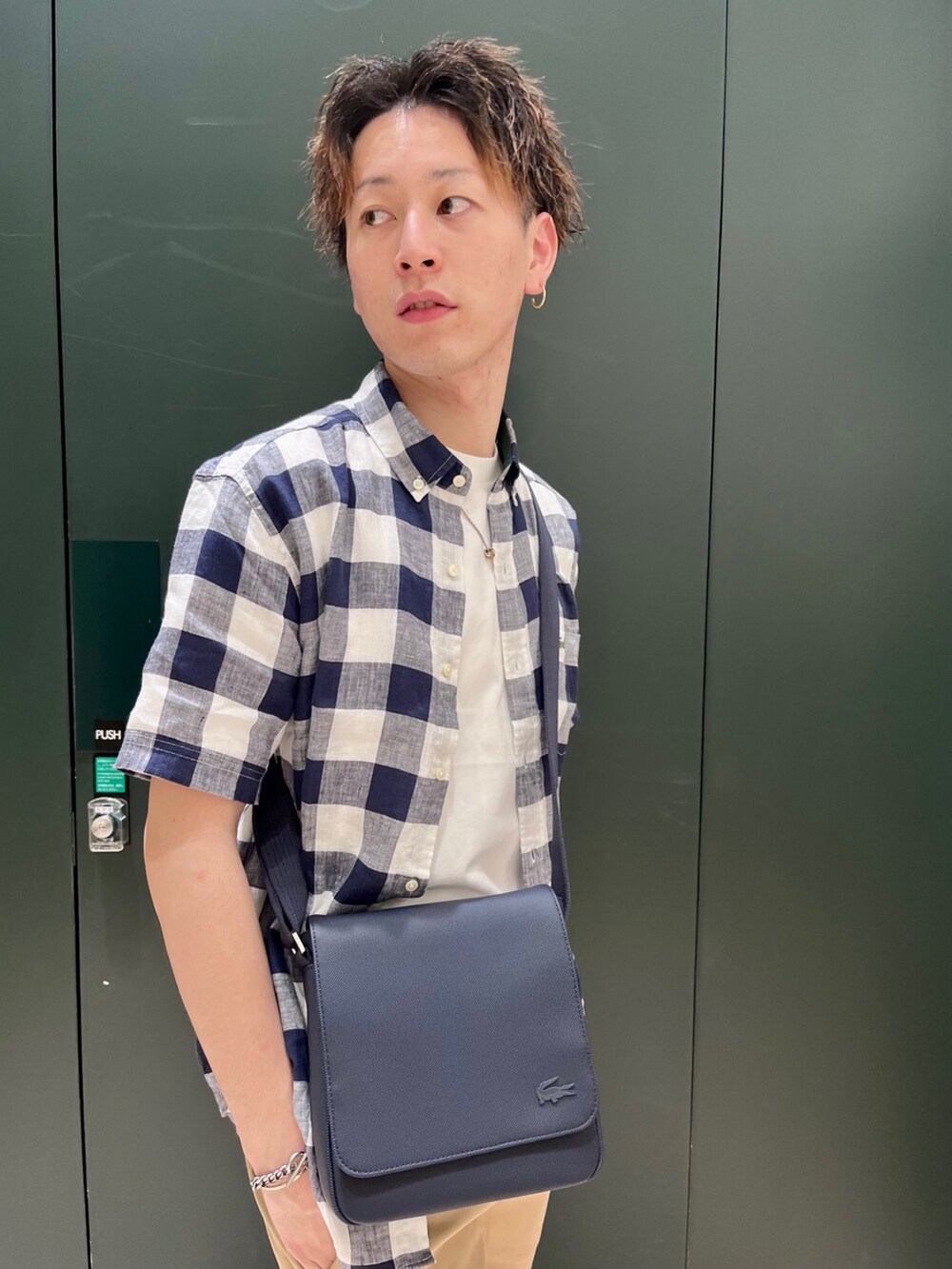 ブルー系のシャツ/ブラウス、ホワイト系のTシャツ/カットソー、ブルー系のショルダーバッグを着用したメンズの夏コーディネートの4枚目の写真